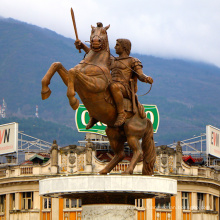 бронзовый солдат воин на лошади статуя